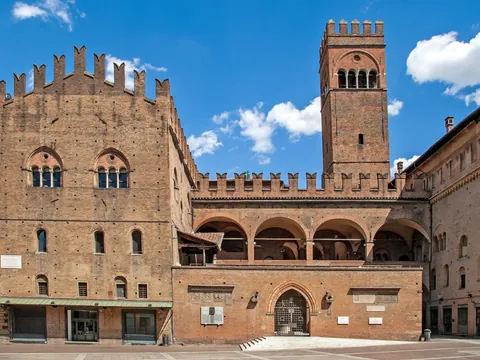 Palazzo Re Enzo en la Piazza Maggiore, monumentos que podrás apreciar durante la ruta.