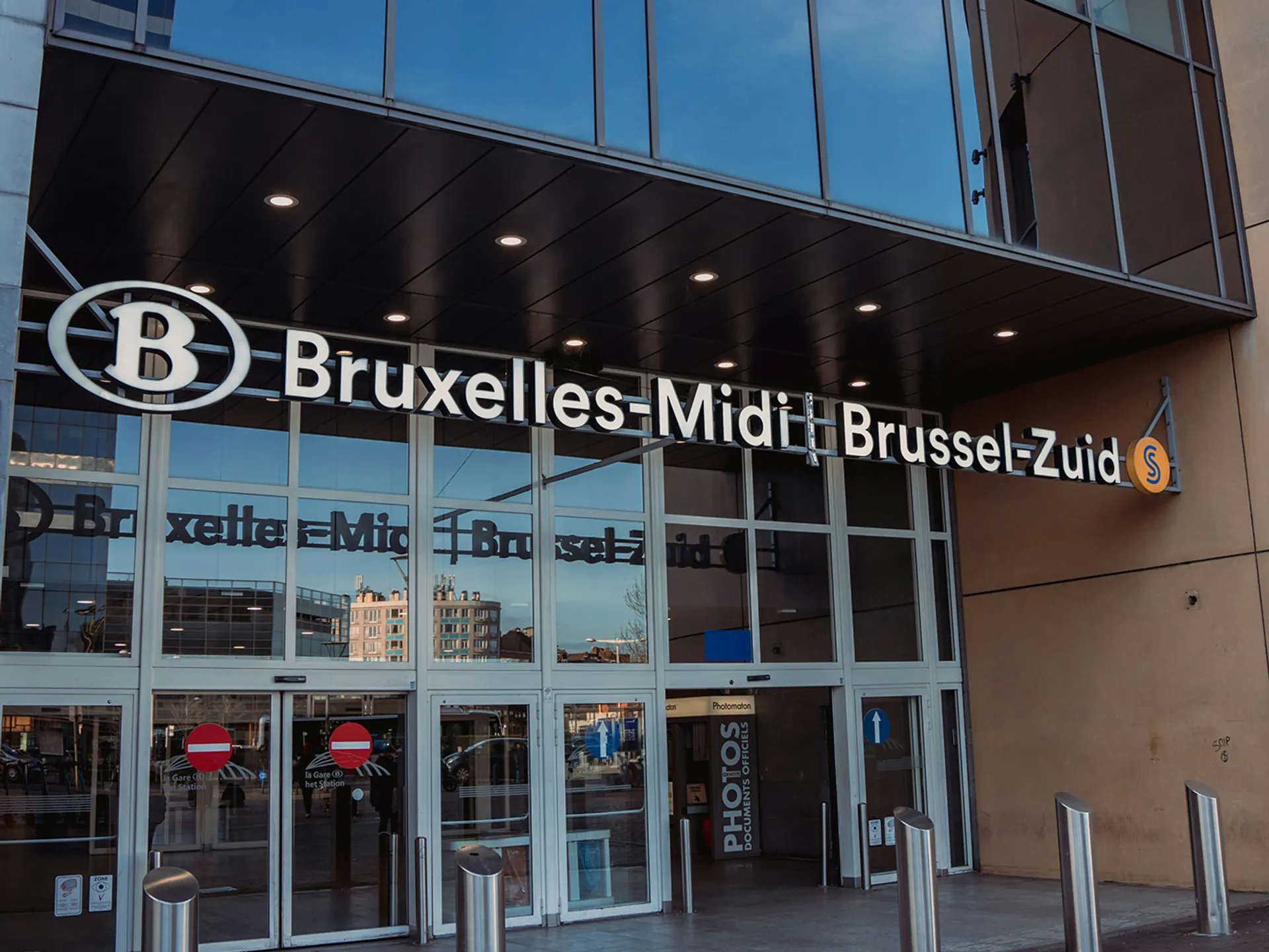 Entrada a la estación de tren Bruxelles-Midi / Brussel-Zuid en Bruselas