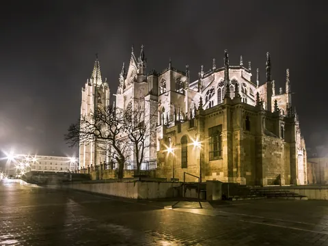 visita guiada León misterios leyendas Catedral nocturno Castilla León