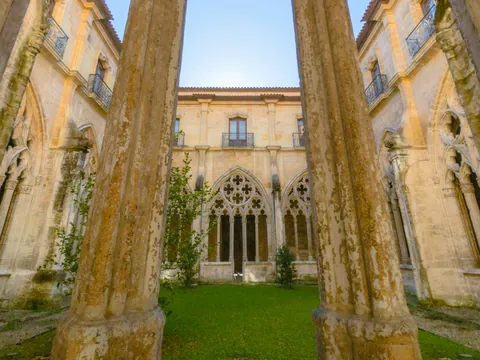 Claustro histórico con jardín interior durante visita guiada en Oviedo