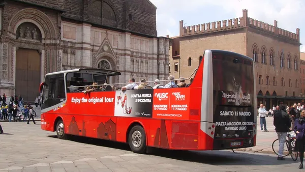 Autobús turístico de Bolonia frente a la Basílica de San Petronio.