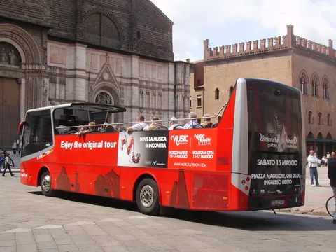 Autobús turístico de Bolonia frente a la Basílica de San Petronio.