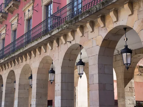 Detalle de los arcos porticados y balcones de la Plaza Mayor de Gijón, uno de los lugares más emblemáticos del centro histórico