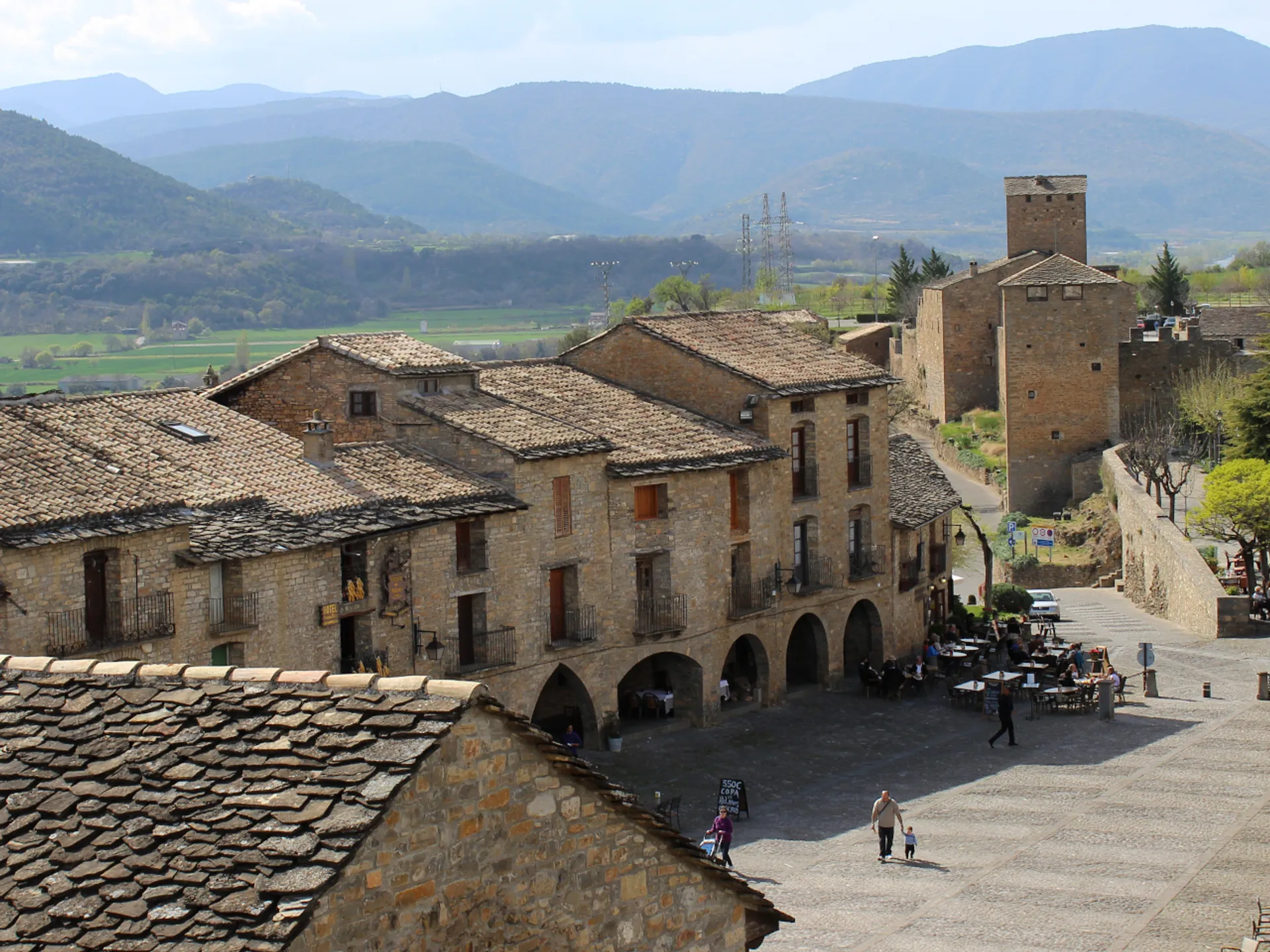 Plaza Mayor de Aínsa - Las 15 Plazas de España que no te puedes perder - Blog - Buendía Tours