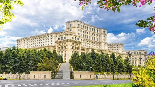 El Palacio del Parlamento es otra de las paradas de este free tour por Bucarest.