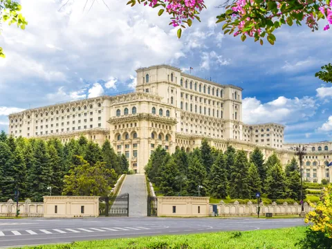 El Palacio del Parlamento es otra de las paradas de este free tour por Bucarest.