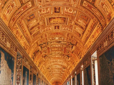 Techo dorado del Pasillo de los Mapas en los Museos Vaticanos de Roma