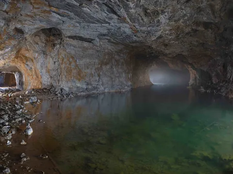 Entre la penumbra y la luz tenue, se abren cavidades naturales donde la naturaleza ha trabajado en silencio durante milenios.