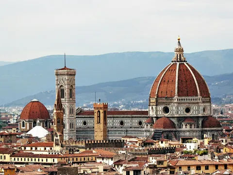 Catedral de Florencia con la cúpula de Brunelleschi y el campanario de Giotto.