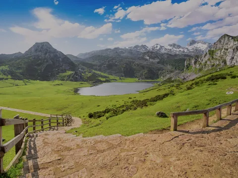 Escalera de piedra con vista panorámica al Lago Ercina en los Lagos de Covadonga, Asturias, España.