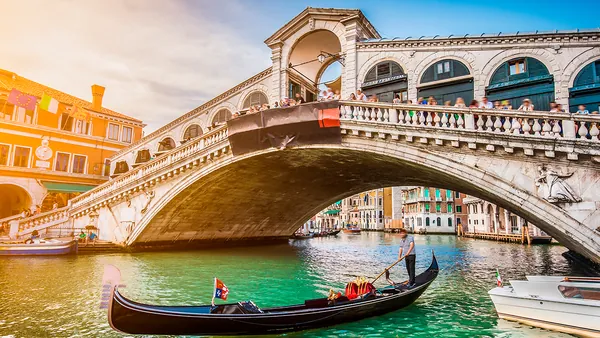Puente de Rialto (Ponte di Rialto en italiano), el más antiguo de los cuatro puentes que cruzan el Gran Canal de Venecia, Italia