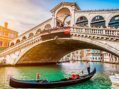 Puente de Rialto (Ponte di Rialto en italiano), el más antiguo de los cuatro puentes que cruzan el Gran Canal de Venecia, Italia
