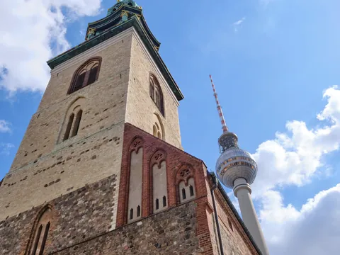 Detalle de la torre de la Iglesia de Santa María con la Torre de Televisión de Berlín al fondo