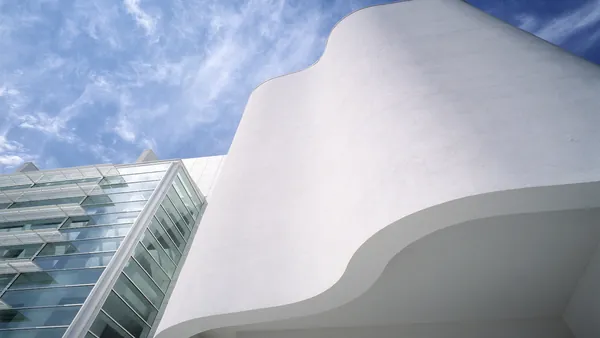 Fachada moderna del MACBA en Barcelona.