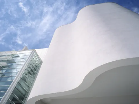Fachada moderna del MACBA en Barcelona.