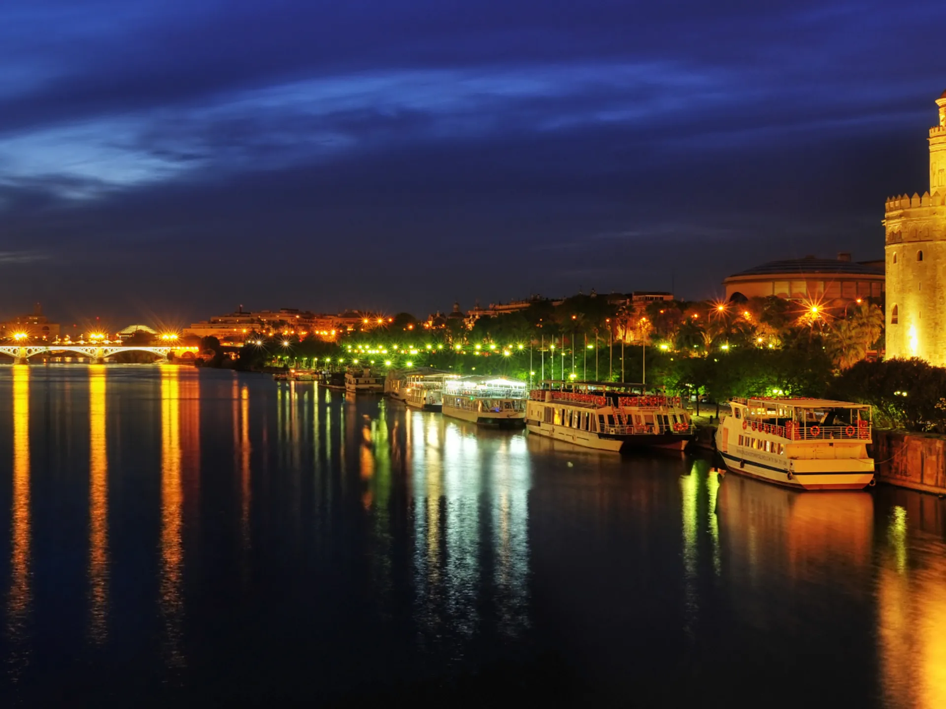 Río Guadalquivir y Torre del Oro en Sevilla - Cómo se celebra el Año Nuevo en España - Blog - Buendía Tours