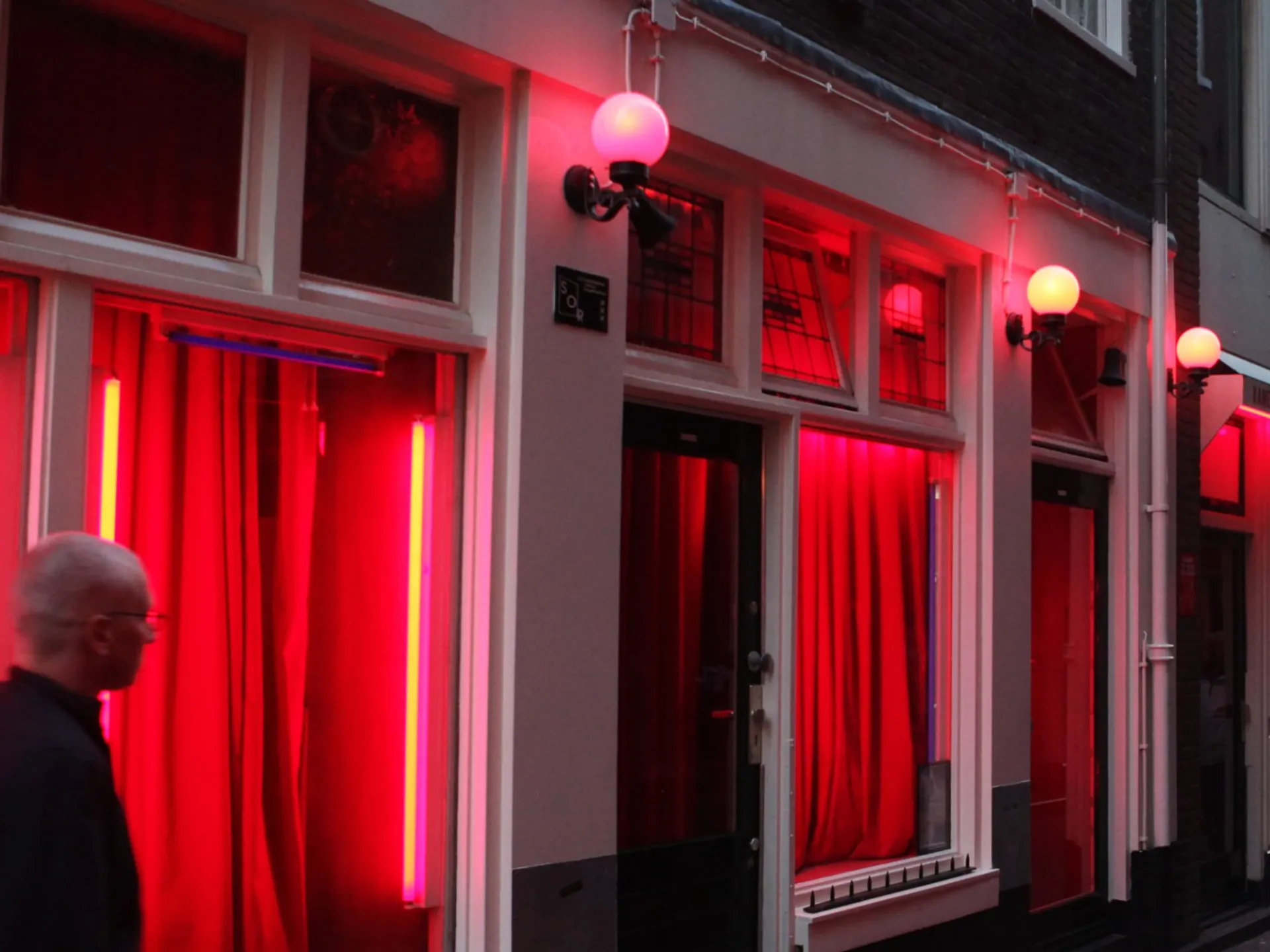 Escaparates con cortinas rojas en Ámsterdam