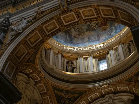 Cúpula con frescos y relieves dorados en la Basílica de San Pedro, el Vaticano