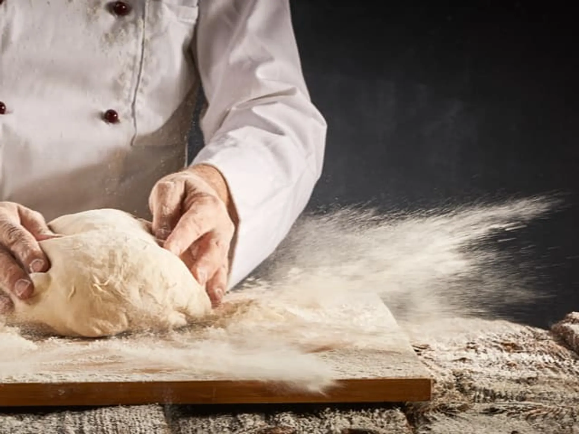 chef amasando pizza en un restaurante italiano de Gijón-Restaurantes Italianos de Gijón-Dónde comer en Gijón-comer y dormir en Gijón-Gijón-Guía de Viajes Buendía Tours