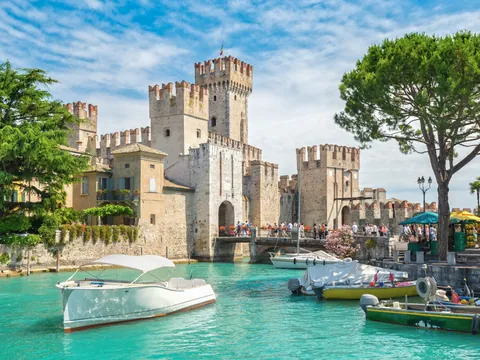 El paseo privado por el Lago Garda te permitirá contemplar los monumentos desde una nueva perspectiva.