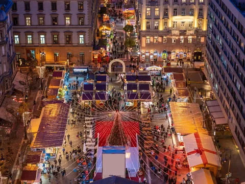Vista aérea de un concurrido mercado navideño en Budapest al atardecer.
