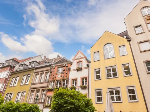 Las casa de colores te acompañarán durante la excursión a Düsseldorf desde Colonia.
