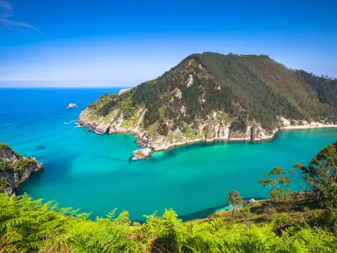 Bahía y acantilados de aguas turquesas en Pechón, Cantabria.