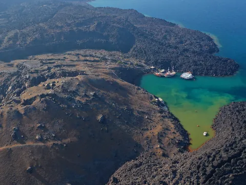 Crucreo islas Volcanicas Cena barco Santorini Puesta de Sol Oia Sunset paseo en barco Tradicional Griego Nea Kameni Volcal Palea Kameni Hot Spring Thirassia Grecia