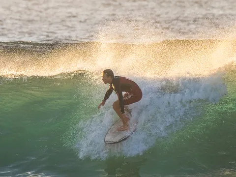 Clase de surf en grupo en Playa de Las Américas