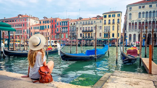 Góndolas en el Gran Canal de Venecia con edificios históricos al fondo