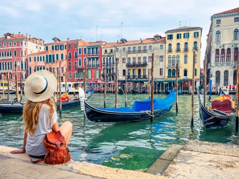 Góndolas en el Gran Canal de Venecia con edificios históricos al fondo