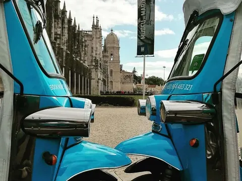 Tuk-tuks azules frente al Monasterio de los Jerónimos en el barrio de Belém, Lisboa