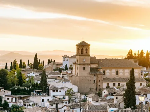 Atardecer sobre la iglesia de San Nicolás y el barrio del Albaicín en Granada