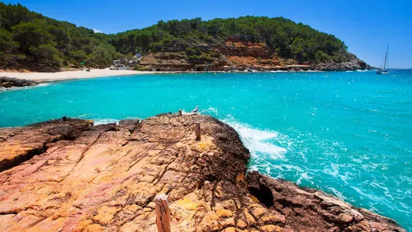 Motos de agua en Ibiza para descubrir cuevas, acantilados y una cara más salvaje de la isla