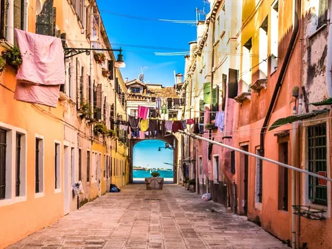Calle del barrio de Castello con vistas a la laguna de Venecia