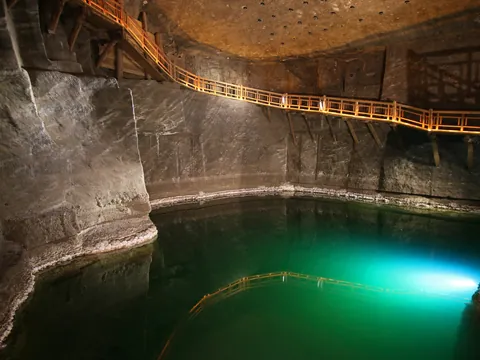 Lago subterráneo iluminado en las minas de sal de Wieliczka, Polonia
