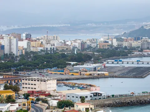Vista del puerto y zona urbana de Ceuta junto al mar Mediterráneo