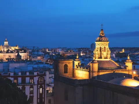 Al caer la noche, todos los secretos de Sevilla salen a la luz.