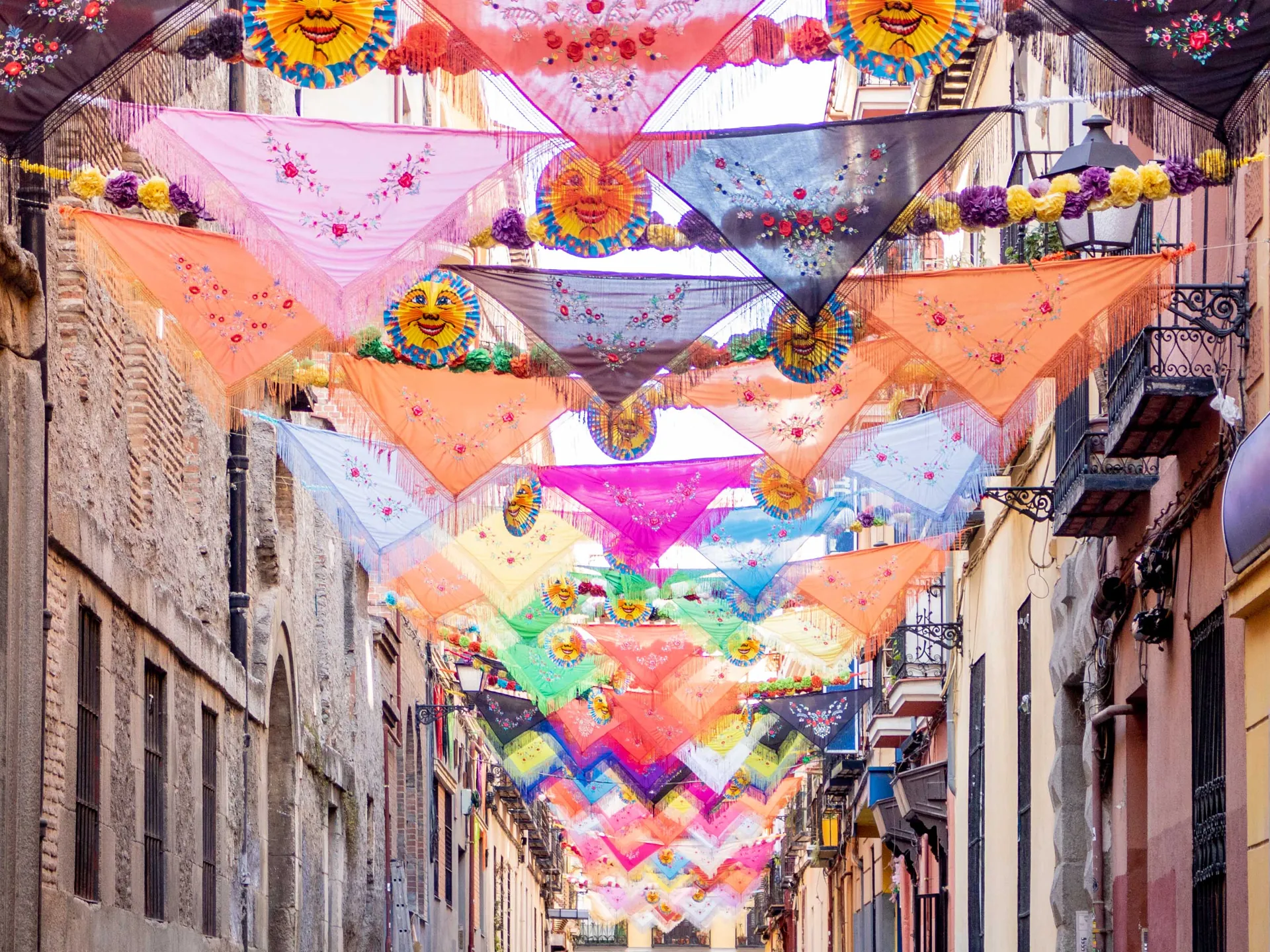 Calle de Lavapiés adornada durante las fiestas - Plaza de Lavapiés - Qué ver en Madrid - Guía de Viajes Madrid - Buendía