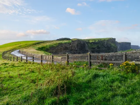 Sendero junto a los Acantilados de Moher