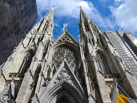 Fachada de la Catedral de San Patricio en Manhattan, Nueva York, Estados Unidos