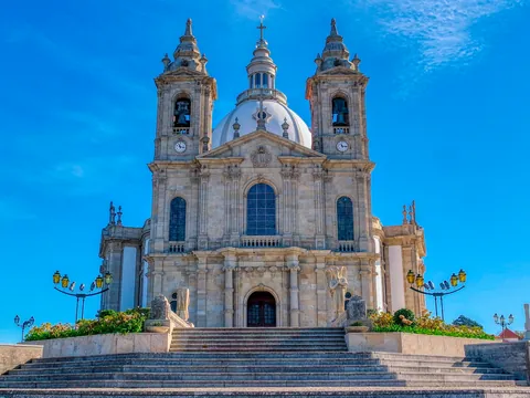 Fachada del Santuario de Sameiro en Braga con escalinata bajo un cielo despejado.
