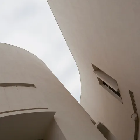 Formas minimalistas del edificio MACBA en Barcelona