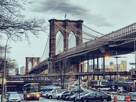 Puente de Brooklyn y acceso a DUMBO, Brooklyn, Nueva York, Estados Unidos