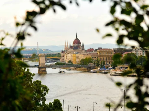 Vistas del Danubio y el Puente de las Cadenas con el Parlamento de Budapest al fondo
