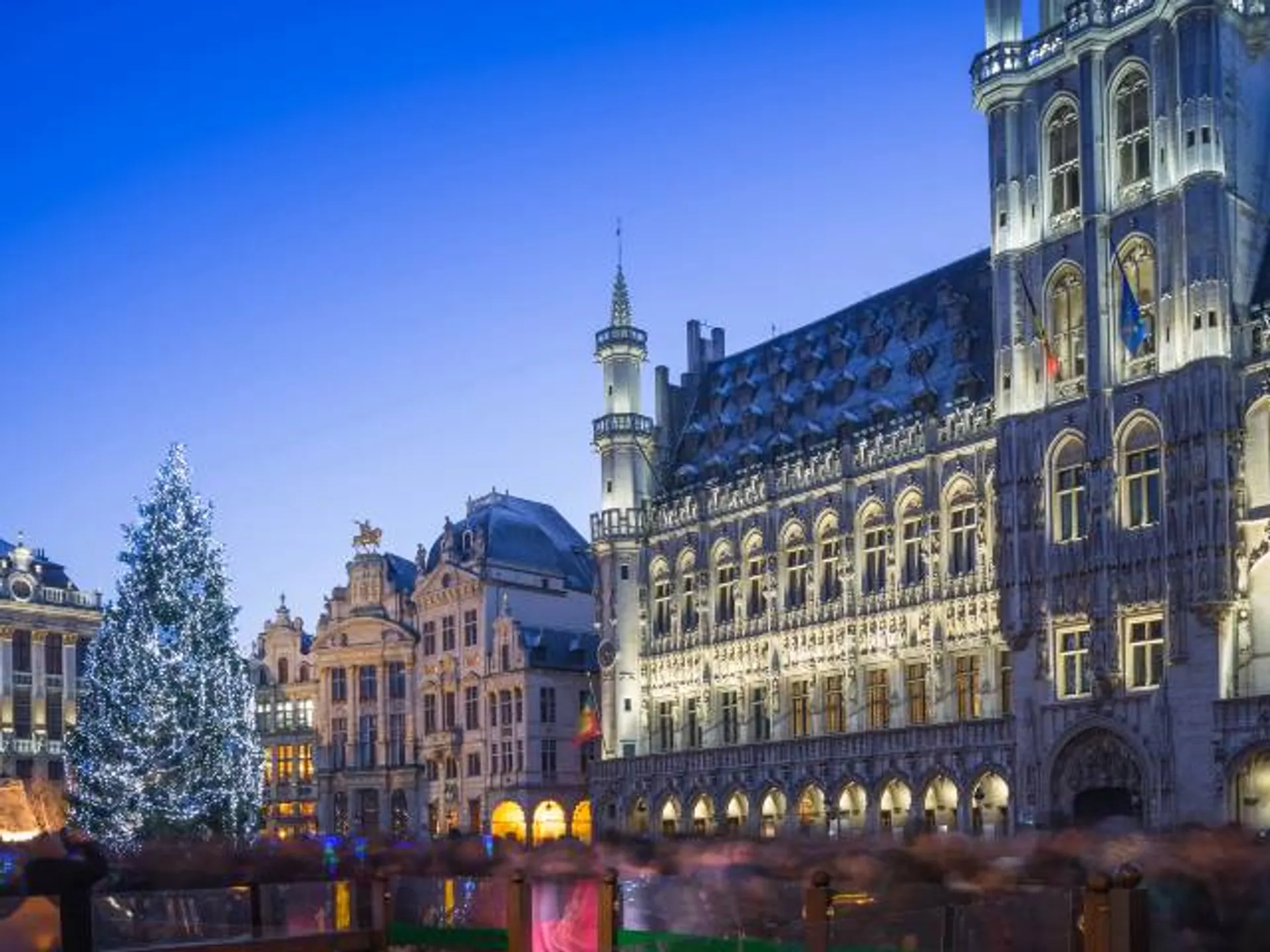 Grand Place de Bruselas en fin de año - Cómo se celebra el Año Nuevo en Europa - Blog - Buendía Tours