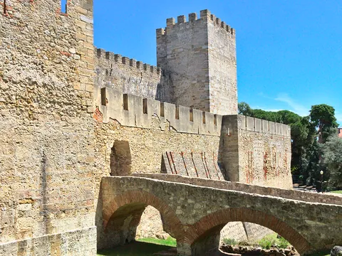Murallas y puente del castillo de San Jorge en Lisboa bajo cielo despejado