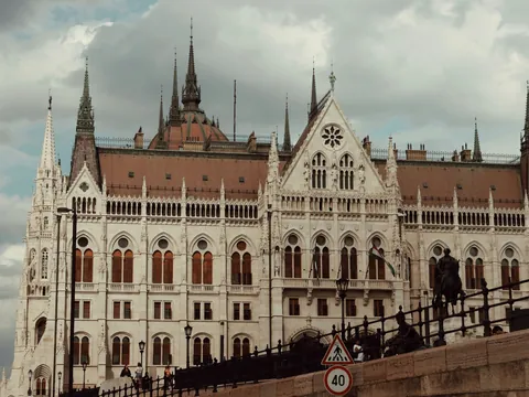 Fachada neogótica del Parlamento húngaro desde la ribera del Danubio en Budapest