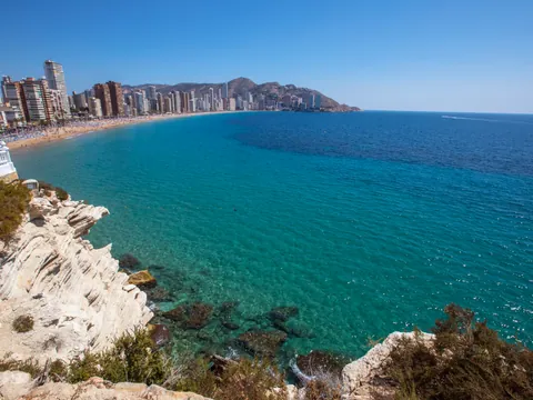 Vista de la playa de Levante y el skyline de Benidorm desde el mirador