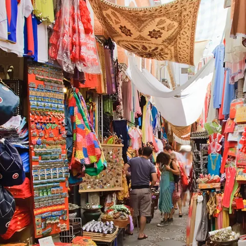 Mercado en la calle Alcaicería de Granada con puestos - Qué ver en Granada - Guía de viaje Granada - Buendía Tours